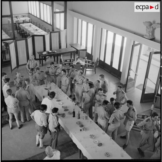 Cocktail sur la base aérienne de Boufarik lors de la livraison de six hélicoptères Sikorsky cédés par l'armée américaine à la France.