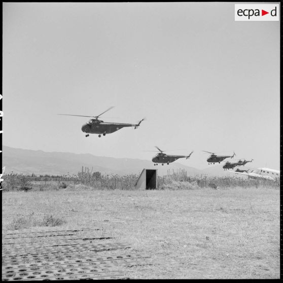 Arrivée de six hélicoptères Sikorsky cédés par l'armée américaine à la France sur la base aérienne de Boufarik.