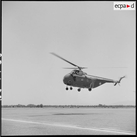 Arrivée de six hélicoptères Sikorsky cédés par l'armée américaine à la France sur la base aérienne de Boufarik.