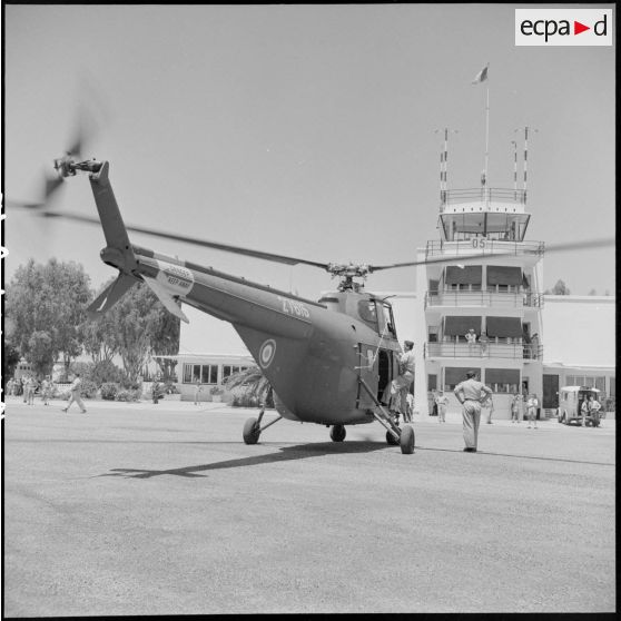 Arrivée de six hélicoptères Sikorsky cédés par l'armée américaine à la France sur la base aérienne de Boufarik.