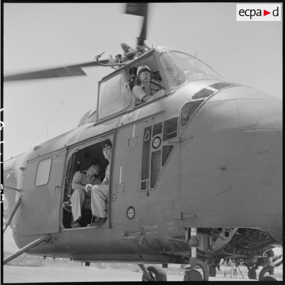Arrivée de six hélicoptères Sikorsky cédés par l'armée américaine à la France sur la base aérienne de Boufarik.