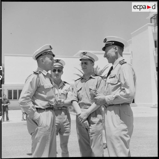 Officiers supérieurs de l'Armée de l'Air lors de la réception de six hélicoptères Sikorsky cédés par l'armée américaine à la France sur la base aérienne de Boufarik.