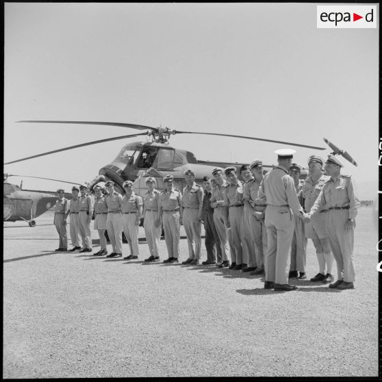 Officiers supérieurs de l'Armée de l'Air lors de la réception de six hélicoptères Sikorsky cédés par l'armée américaine à la France sur la base aérienne de Boufarik.