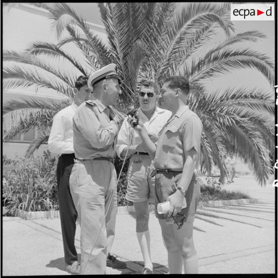 Interview d'un lieutenant-colonel de l'armée de l'Air à l'occasion de l'arrivée d'hélicoptères Sikorsky cédés par l'armée américaine à la France sur la base aérienne de Boufarik.