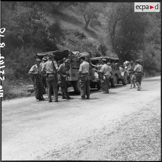 Elements de la 4e batterie du 8e RA (régiment d'artillerie) en opération en Kabylie.