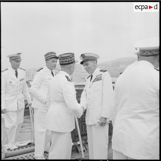 Arrivée à Alger du vice-amiral Auboyneau, nouveau commandant en chef des Forces Maritimes Françaises en Méditerranée.
