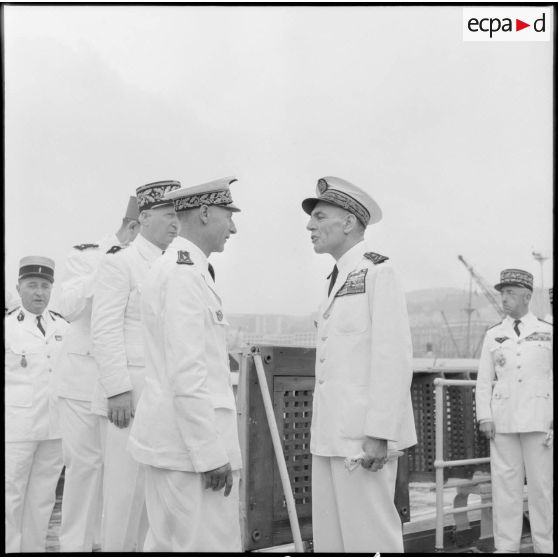 Arrivée à Alger du vice-amiral Auboyneau, nouveau commandant en chef des Forces Maritimes Françaises en Méditerranée.