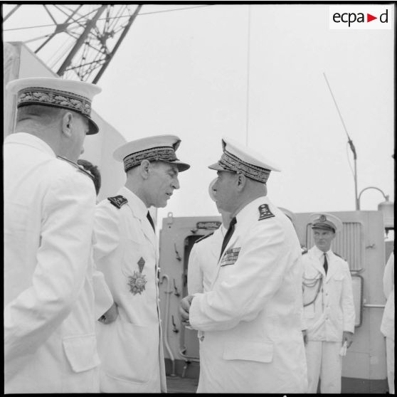 Arrivée à Alger du vice-amiral Auboyneau, nouveau commandant en chef des Forces Maritimes Françaises en Méditerranée.