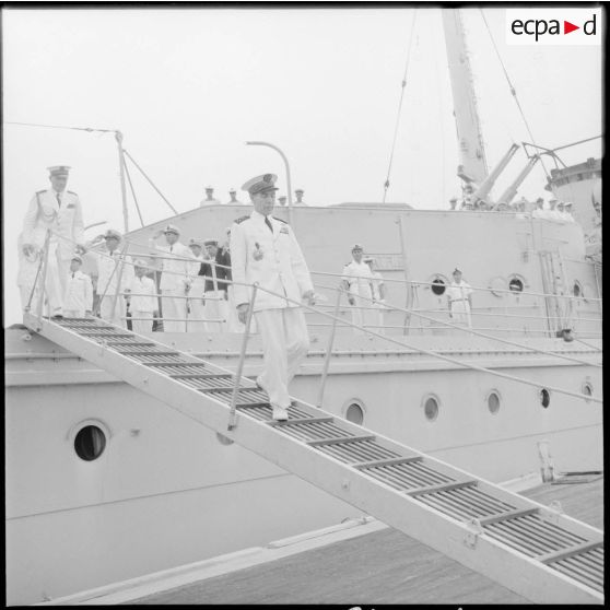 Arrivée à Alger du vice-amiral Auboyneau, nouveau commandant en chef des Forces Maritimes Françaises en Méditerranée.