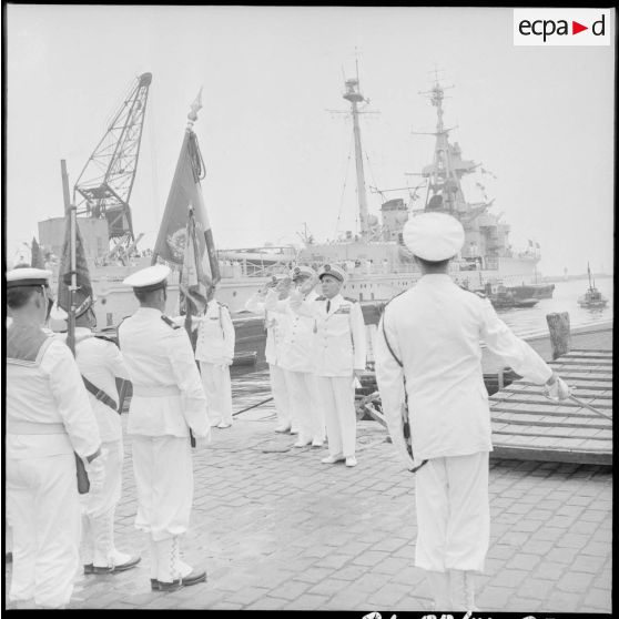 Arrivée à Alger du vice-amiral Auboyneau, nouveau commandant en chef des Forces Maritimes Françaises en Méditerranée.