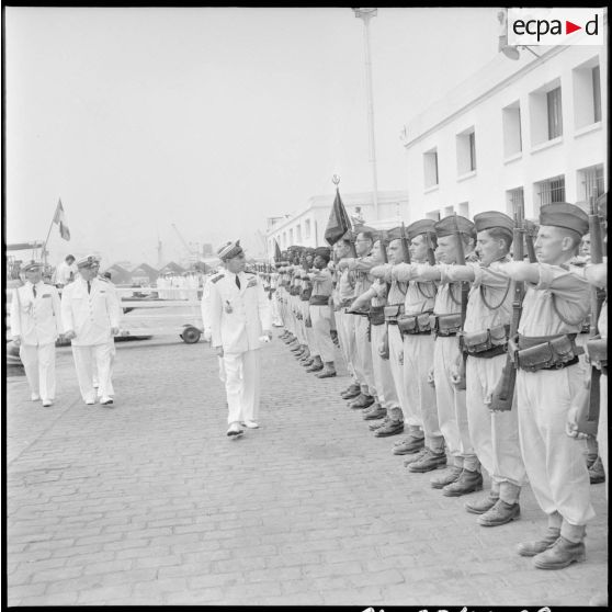 Arrivée à Alger du vice-amiral Auboyneau, nouveau commandant en chef des Forces Maritimes Françaises en Méditerranée.