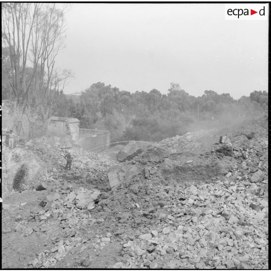 Explosion dans une soute à munitions de récupération au service des munitions de l'établissement régional du Matériel (ERM) d'Alger.