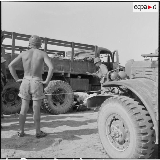 Convoi du 9e Régiment de chasseurs d'Afrique (RCA). Un camion GMC (General Motor Electric) accidenté sur la piste vers Tribet-el-Oued.