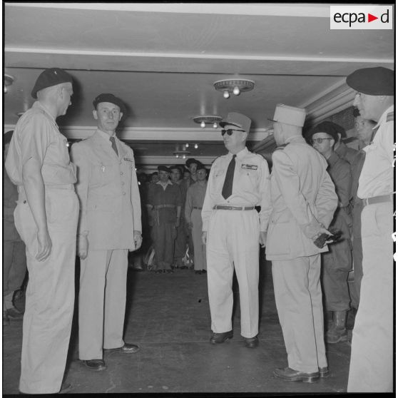 Débarquement depuis un paquebot sur le port d'Alger de la 27e DIA (division d'infanterie alpine).