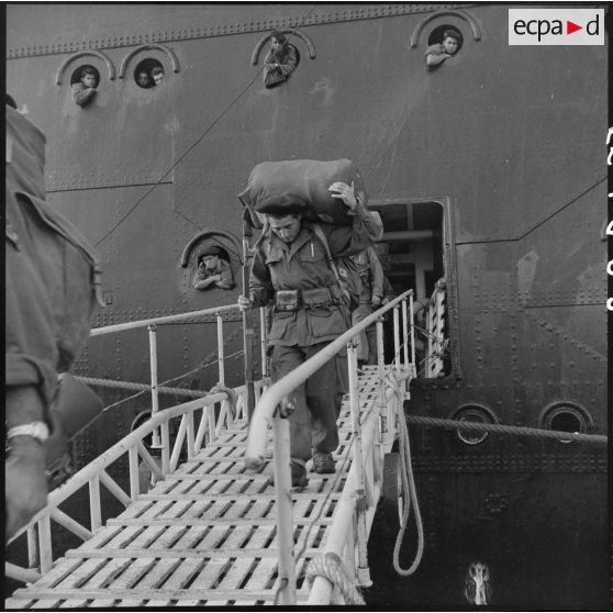 Débarquement depuis un paquebot sur le port d'Alger de la 27e DIA (division d'infanterie alpine).
