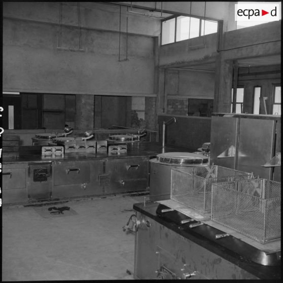 Bâtiments et enseignements à l'EMAT/AFN (Ecole militaire annexe des Transmissions d'Afrique du Nord) à Ben-Aknoun.