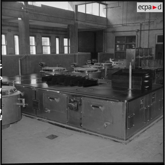 Bâtiments et enseignements à l'EMAT/AFN (Ecole militaire annexe des Transmissions d'Afrique du Nord) à Ben-Aknoun.