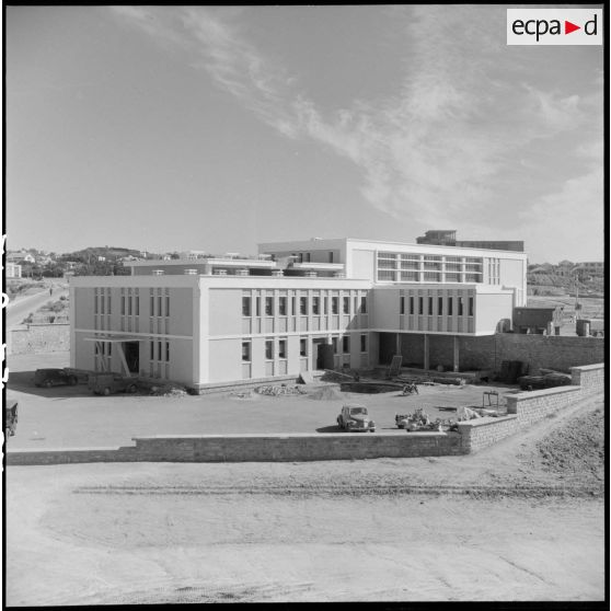 Bâtiments et enseignements à l'EMAT/AFN (Ecole militaire annexe des Transmissions d'Afrique du Nord) à Ben-Aknoun.