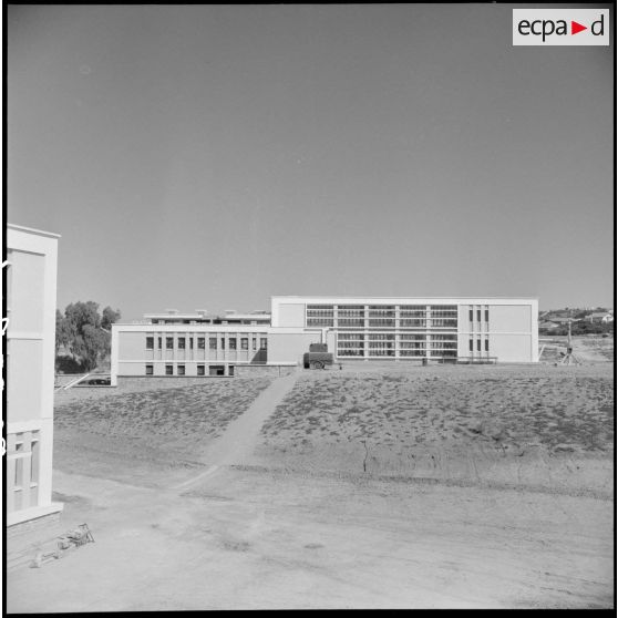 Bâtiments et enseignements à l'EMAT/AFN (Ecole militaire annexe des Transmissions d'Afrique du Nord) à Ben-Aknoun.