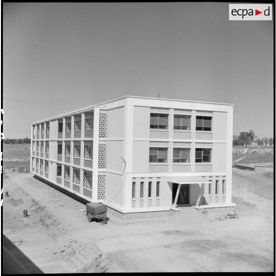 Bâtiments et enseignements à l'EMAT/AFN (Ecole militaire annexe des Transmissions d'Afrique du Nord) à Ben-Aknoun.