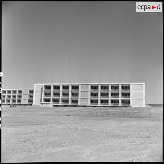 Bâtiments et enseignements à l'EMAT/AFN (Ecole militaire annexe des Transmissions d'Afrique du Nord) à Ben-Aknoun.