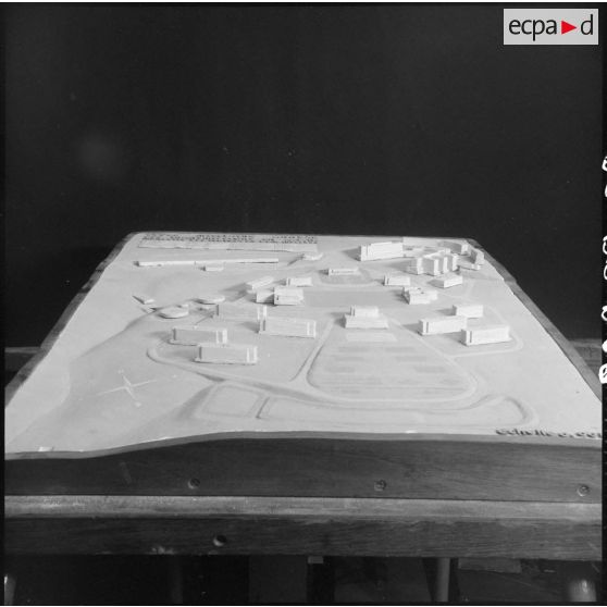 Maquette dans une salle de classe de l''EMAT/AFN (Ecole militaire annexe des Transmissions d'Afrique du Nord) à Ben-Aknoun.