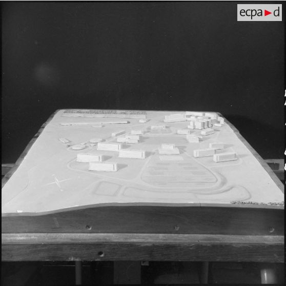 Maquette dans une salle de classe de l''EMAT/AFN (Ecole militaire annexe des Transmissions d'Afrique du Nord) à Ben-Aknoun.