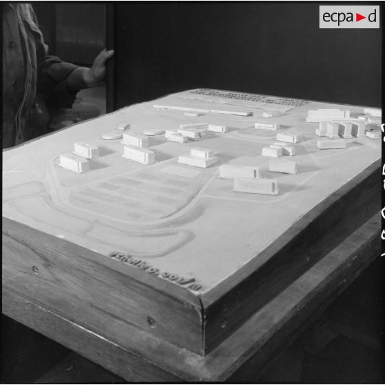 Maquette dans une salle de classe de l''EMAT/AFN (Ecole militaire annexe des Transmissions d'Afrique du Nord) à Ben-Aknoun.