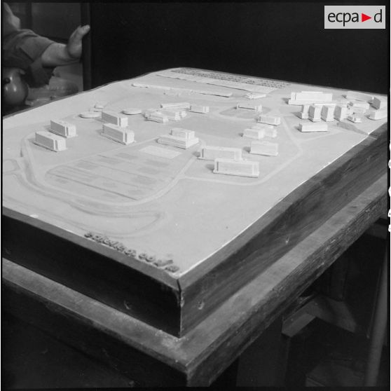 Maquette dans une salle de classe de l''EMAT/AFN (Ecole militaire annexe des Transmissions d'Afrique du Nord) à Ben-Aknoun.