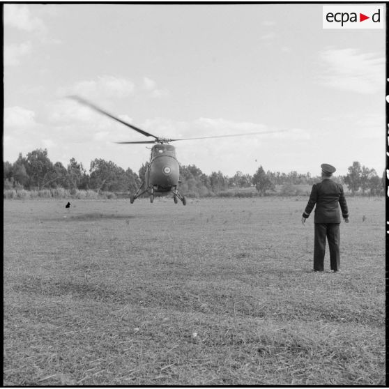 Kabylie. Visite du général Billotte à la 27e DIA (27e division d'infanterie alpine). Arrivée en hélicoptère Sikorsky S-55.