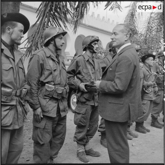 Kabylie. Visite du général Billotte à la 27e DIA (27e division d'infanterie alpine).