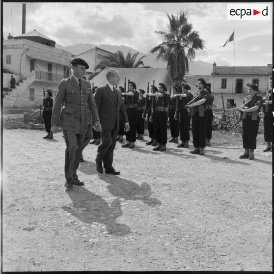 Kabylie. Visite du général Billotte à la 27e DIA (27e division d'infanterie alpine). Revue des troupes.