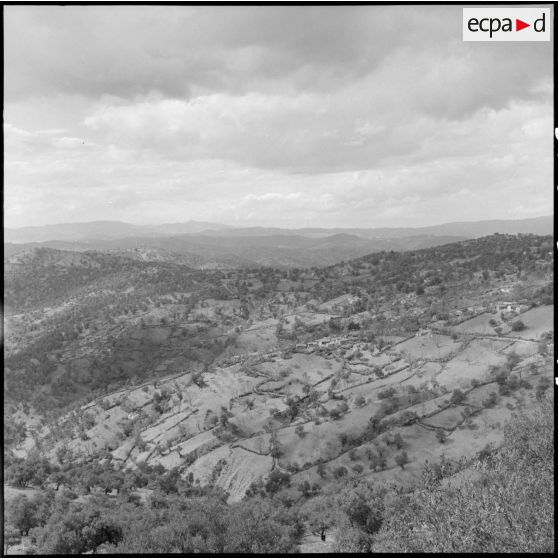 Kabylie. Visite du général Billotte à la 27e DIA (27e division d'infanterie alpine). Vue arérienne de villages.