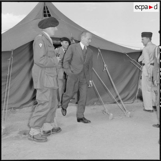 Kabylie. Visite du général Billotte à la 27e DIA (27e division d'infanterie alpine).