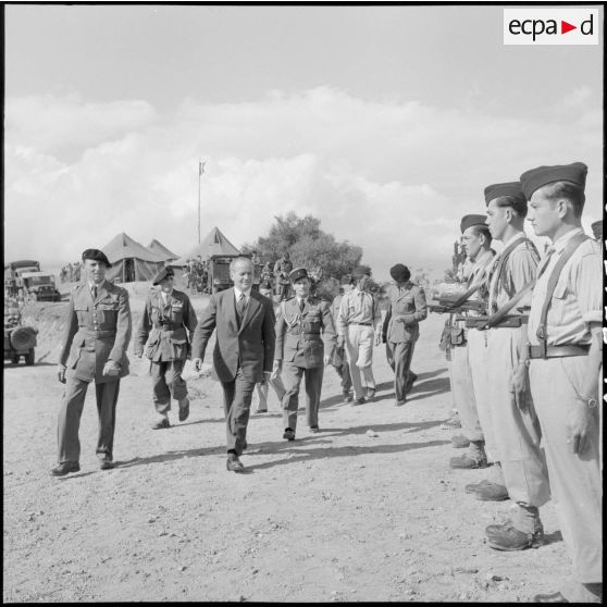 Kabylie. Visite du général Billotte à la 27e DIA (27e division d'infanterie alpine). Revue des troupes.