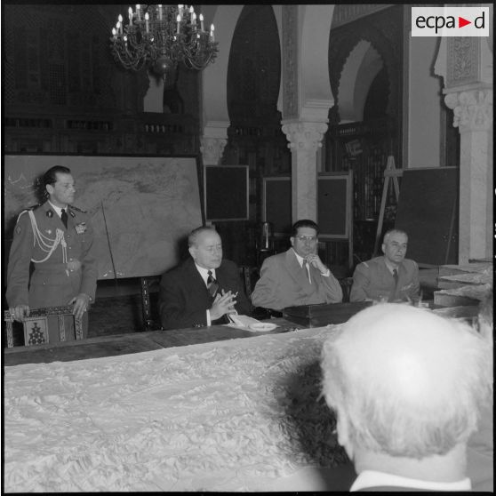 Kabylie. Visite du général Billotte à la 27e DIA (27e division d'infanterie alpine). Exposé.