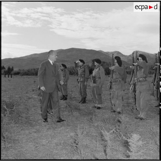 Kabylie. Visite du général Billotte à la 27e DIA (27e division d'infanterie alpine). Revue des troupes.