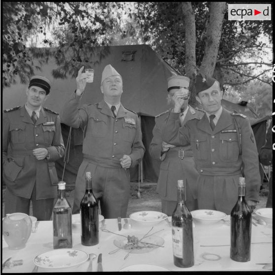 Hussein Dey. Camp du Lido. Les réservistes fêtent le mouloud. Les autorités lèvent leurs verres pendant le méchoui.