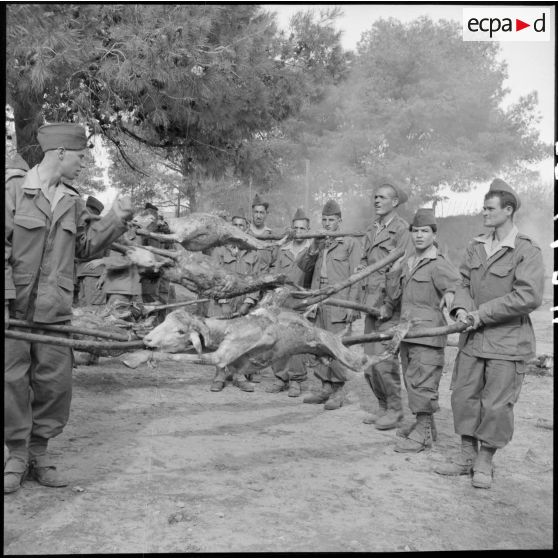 Hussein Dey. Camp du Lido. Les réservistes fêtent le mouloud. Méchoui.
