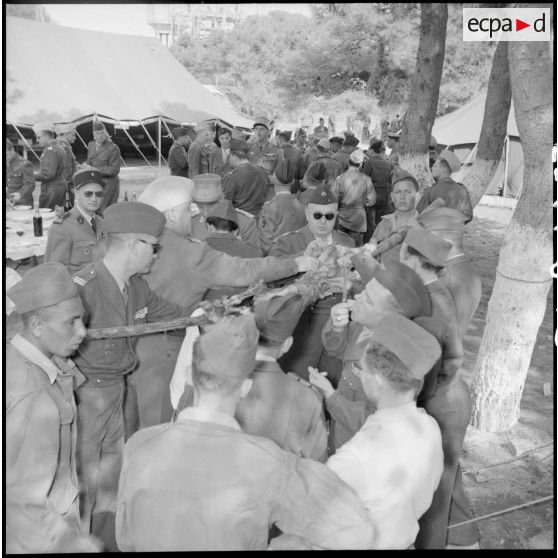 Hussein Dey. Camp du Lido. Les réservistes fêtent le mouloud. Méchoui.