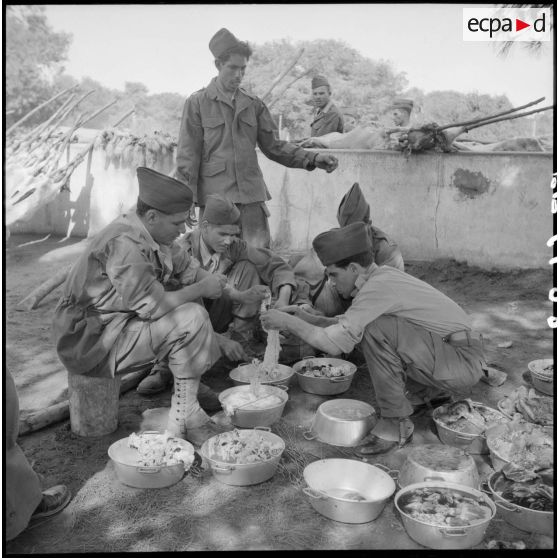 Hussein Dey. Camp du Lido. Les réservistes fêtent le Mouloud. Préparation des moutons pour le méchoui.