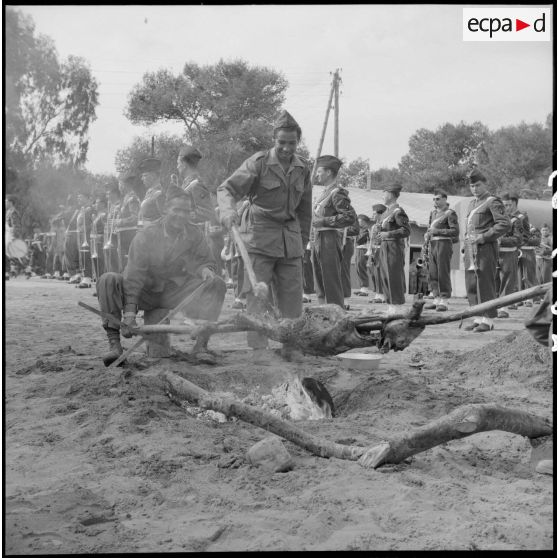 Hussein Dey. Camp du Lido. Les réservistes fêtent le Mouloud. Méchoui.