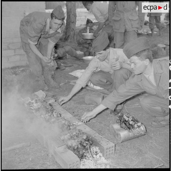 Hussein Dey. Camp du Lido. Les réservistes fêtent le Mouloud. Méchoui.