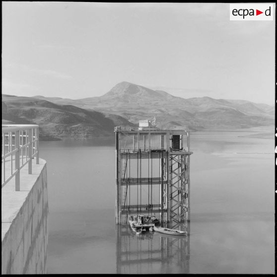Barrage Ighil-Emda en amont du village de Kerrata. Les soldats arrivent au point de plongée.