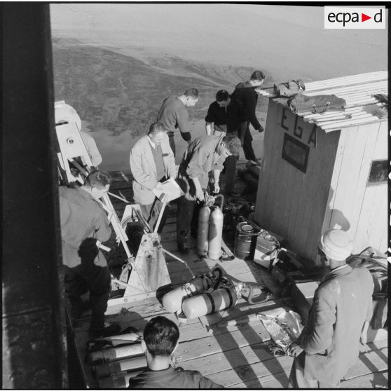Barrage Ighil-Emda en amont du village de Kerrata. Les soldats enfilent leur équipement de plongée.