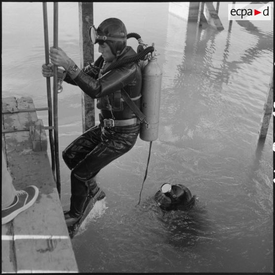 Barrage Ighil-Emda en amont du village de Kerrata. Les soldats plongent pour dégager des vanettes de dévasement.