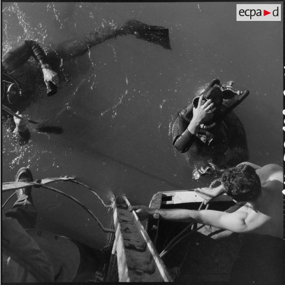 Barrage Ighil-Emda en amont du village de Kerrata. Les soldats plongent pour dégager des vanettes de dévasement.