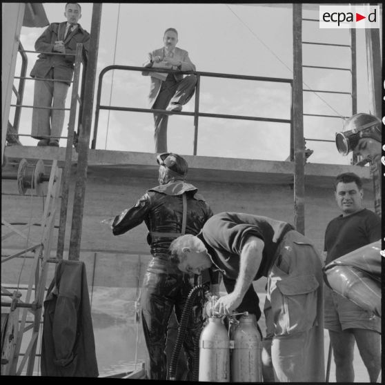 Barrage Ighil-Emda en amont du village de Kerrata. Les soldats enfilent leur équipement de plongée.
