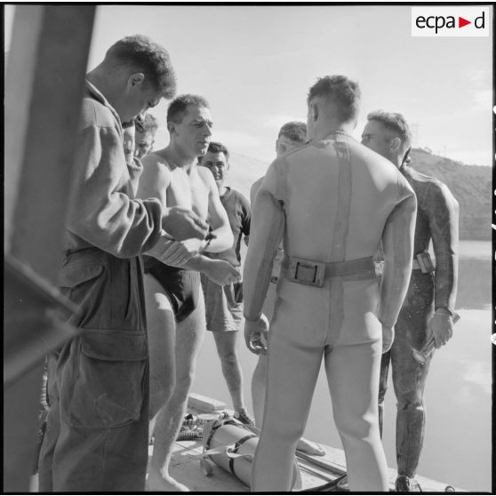 Barrage Ighil-Emda en amont du village de Kerrata. Les soldats enfilent leur équipement de plongée.
