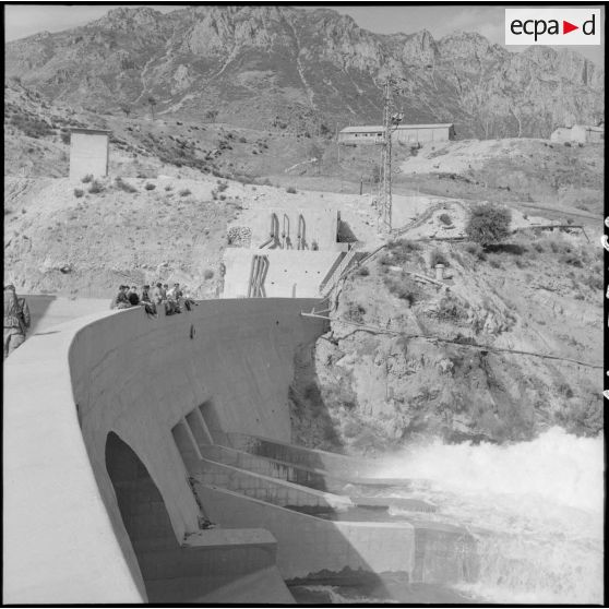 Barrage Ighil-Emda en amont du village de Kerrata. Des soldats sont assis sur le barrage.